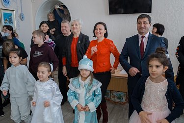 Подарки, новогодний спектакль, Дед Мороз и Снегурочка…